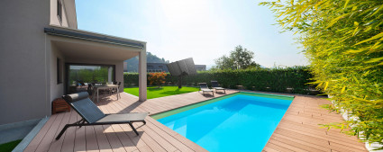 Panneau solaire rotatif sur pied Lumioo pour alimenter votre piscine